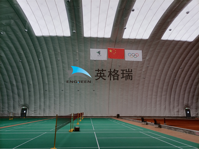氣膜結構是室內(nèi)體育館經(jīng)常選擇的一種造價不高的方案