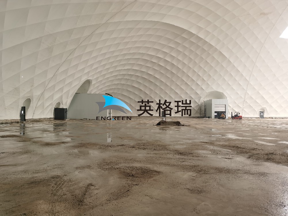 氣膜倉(cāng)庫(kù)內(nèi)部空間無(wú)礙，大型機(jī)械可自由運(yùn)行，空間利用率高