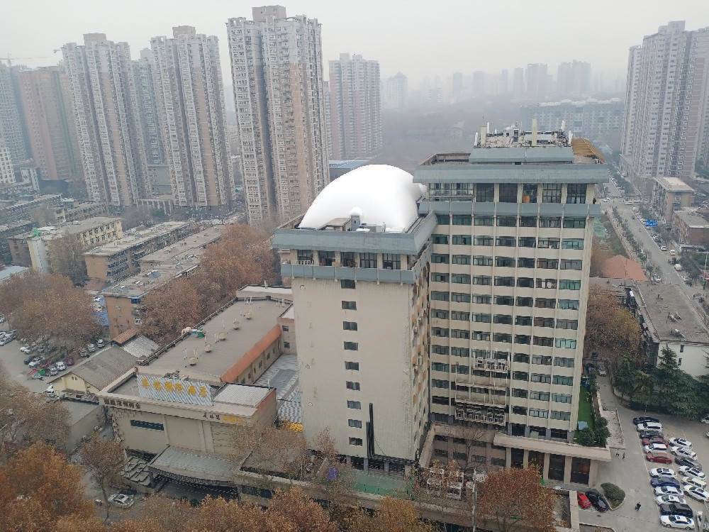 樓頂氣膜體育館是一種新型的體育場館建筑，在未來的發(fā)展中有著廣闊的前景