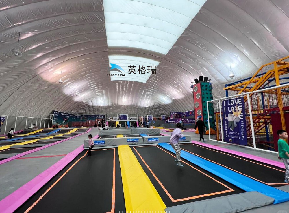 搭建一個(gè)氣膜蹦床館，為孩子們營造一個(gè)游樂天堂